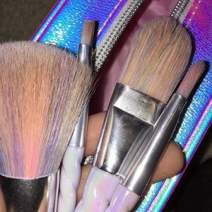 Super soft brushes & holographic 🦄 comes with bag